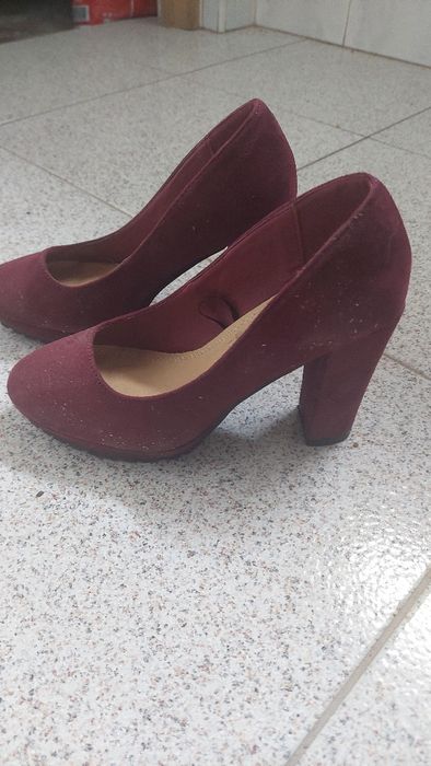 Sapatos e sandálias novos