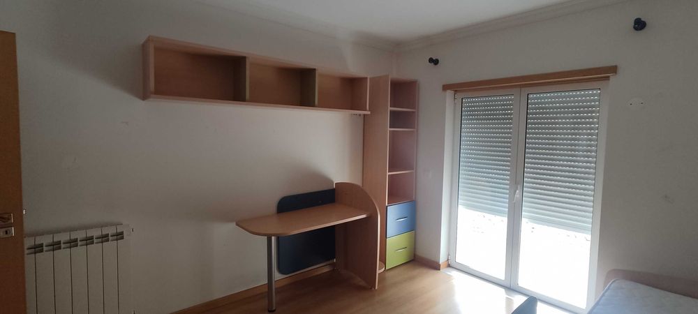 Quarto completo de criança em forma de avião