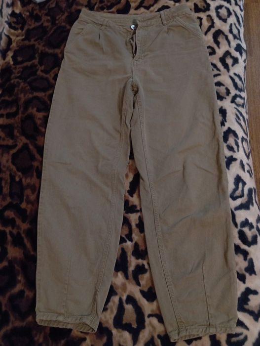 Джинсы цвета хаки