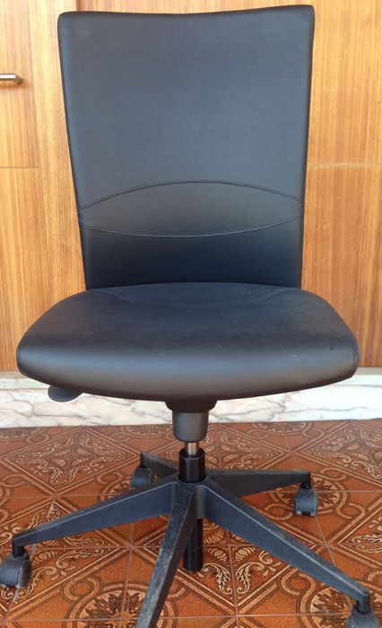 Cadeira escritório em pele de costas altas e com rodas
