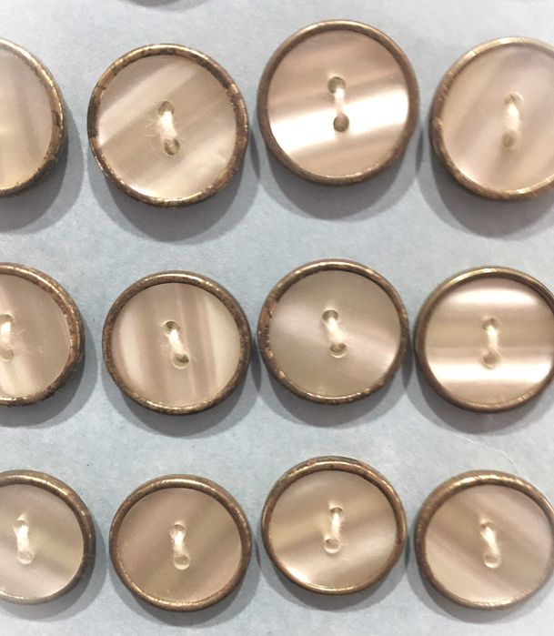 72 Botões antigos em plástico e metal de BOTOFI - International