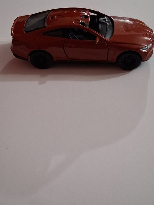 Машинка BMW червоного кольору