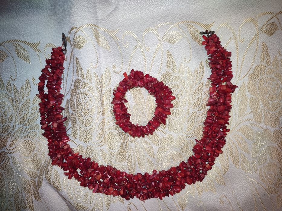 Набор караловые бусы и браслет