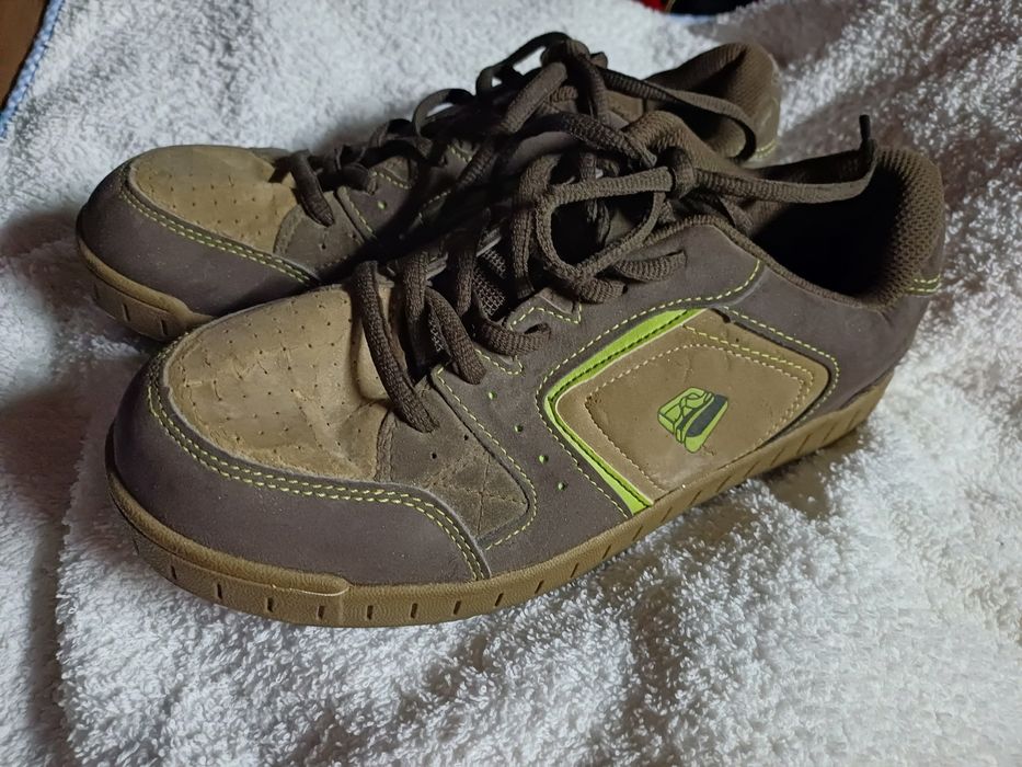 Vende se Sapatilhas  Deeply