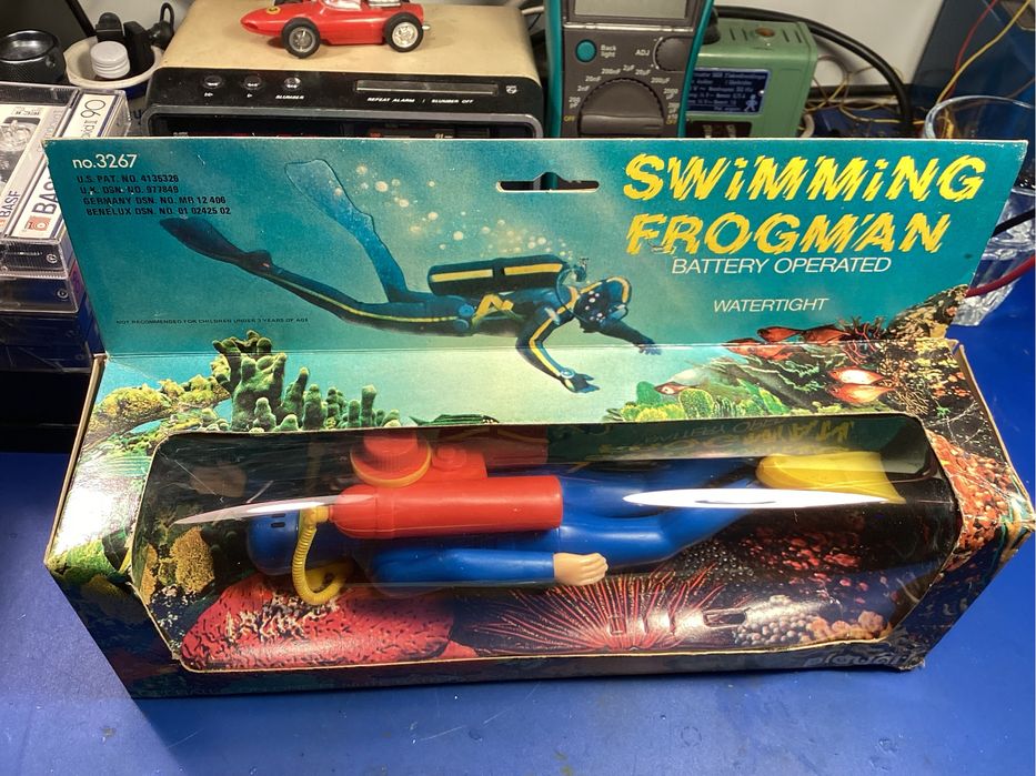 Mergulhador Frogman Playart toys brinquedo que nada com pilha