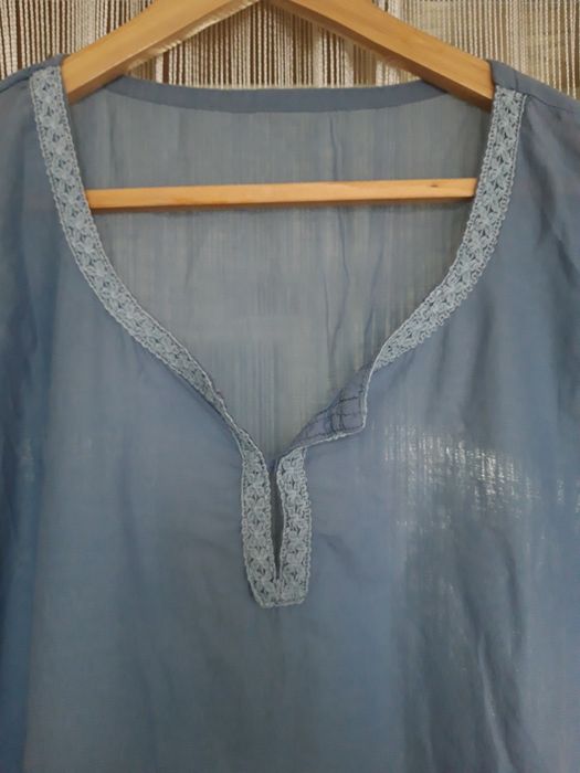 Vestido liso, de cor azul celeste, com borda em renda (M)
