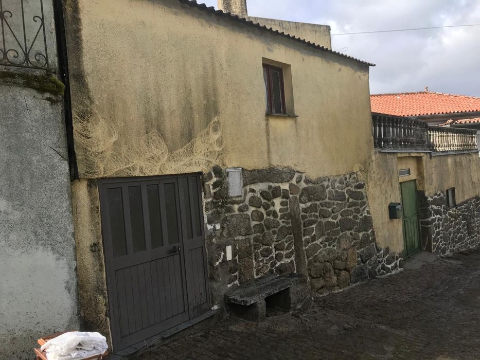 Casa antiga para renovar - guilheiro