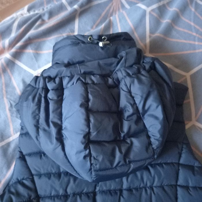 Продам безрукавку женскую ф-мы Zara с капюшоном (отстёгивается)