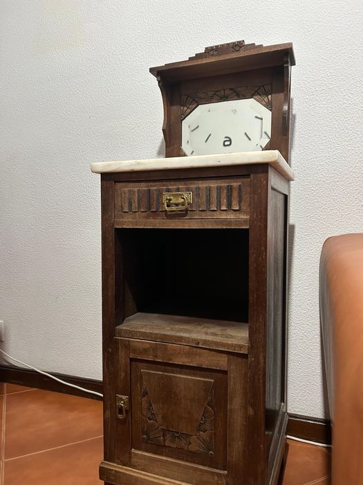 Mesa de cabeceira antiga com espelho