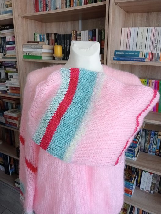 Sweter z bufiastymi rękawami rękodzieło