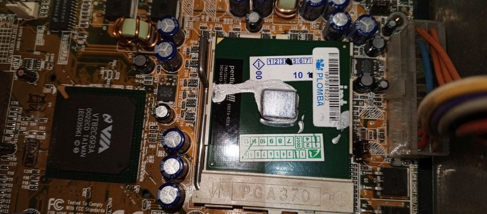 Komputer stacjonarny Pentium 3 retro uszkodzony