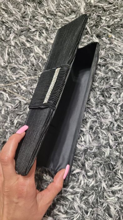 Czarna kopertówka wieczorowa