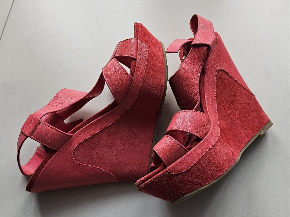 Продам шкіряні жіночі босоніжки BASCONI