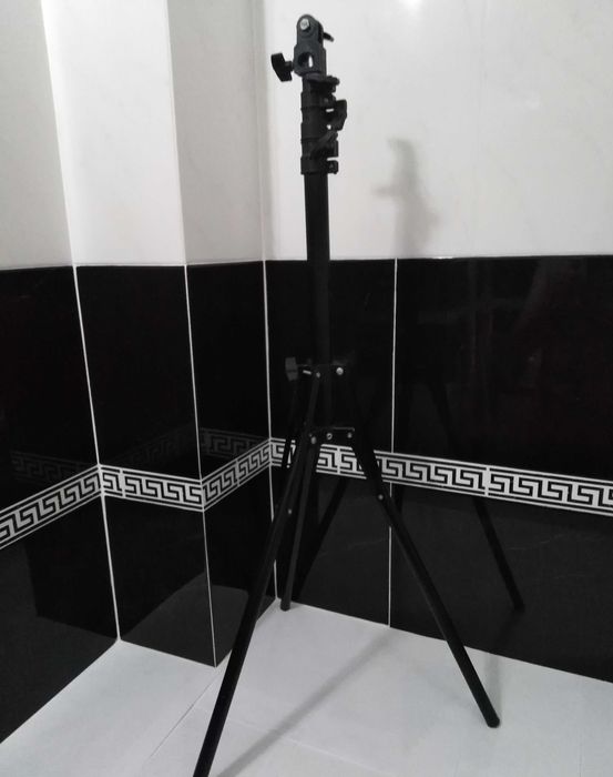Tripé ajustável para diferentes alturas e ângulos.