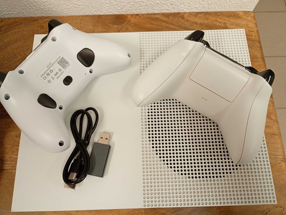 Xbox One S All Digital Edition 1TB + 2 Comandos