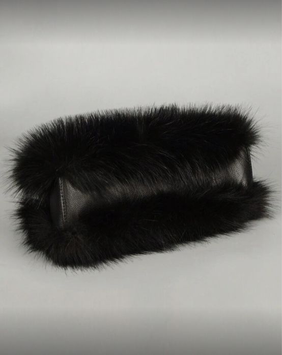 Пушистая сумка с мехом черная кожаная