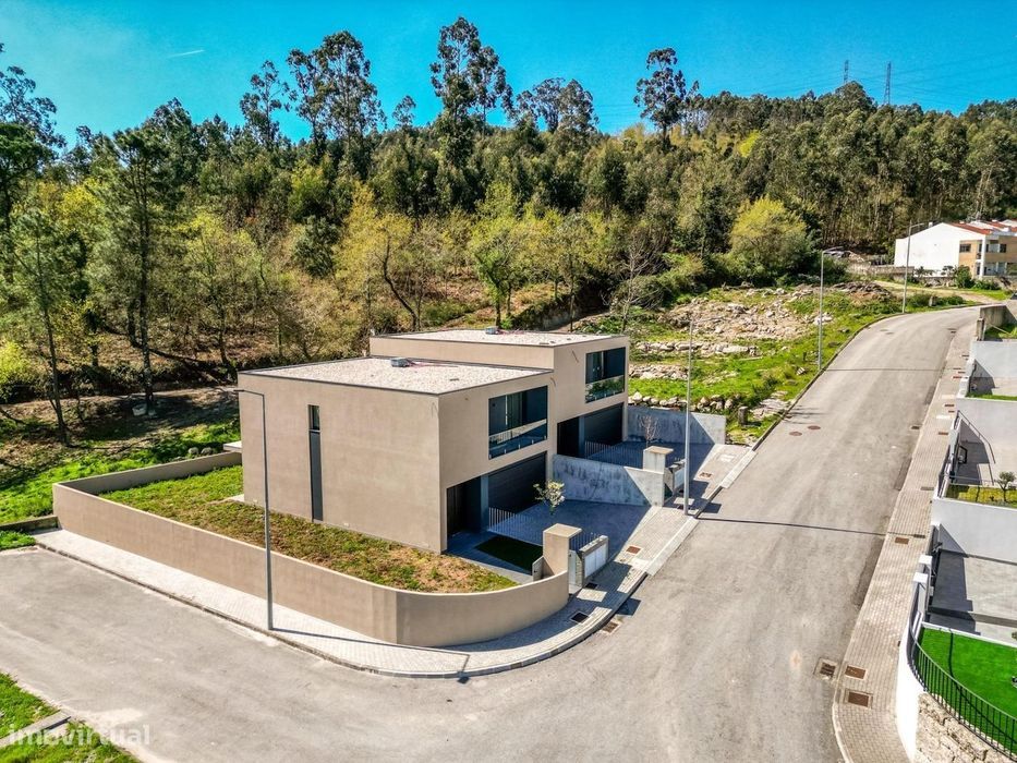 Moradia T3 com 3 Suites, Garagem e Jardim | Póvoa de Lanhoso