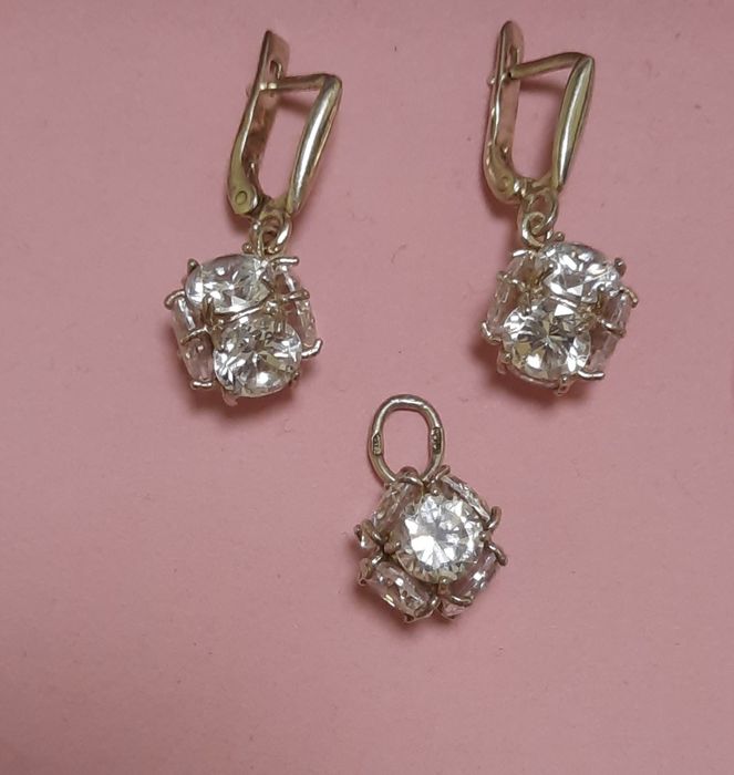 Продам срібний комплект з фіанітами