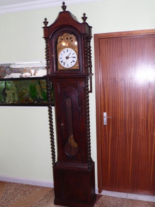 Relógio de pé alto antigo