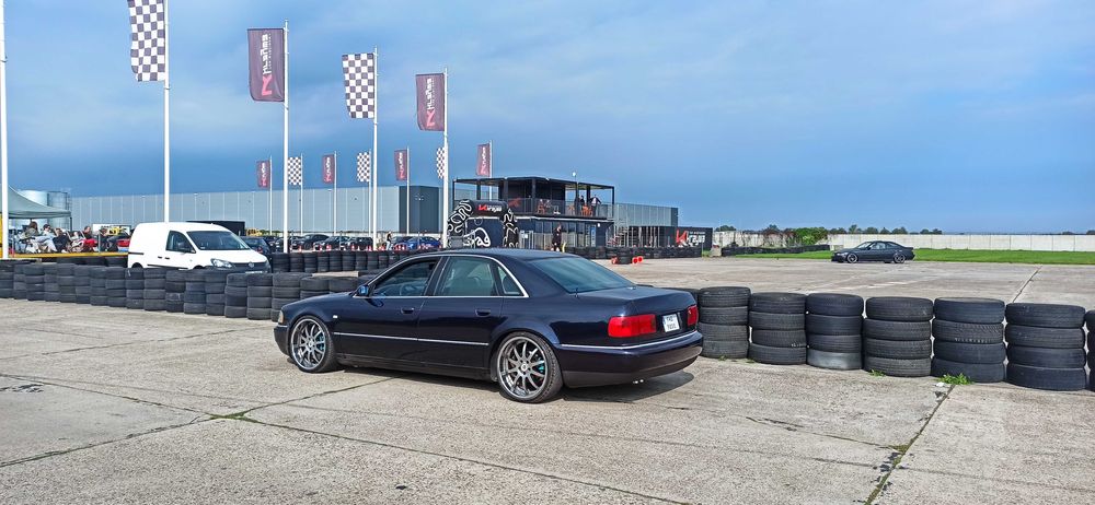 Audi A8 3.7 quattro  V8 German Style / USA / 3tgl 20'' / Wydech kwas