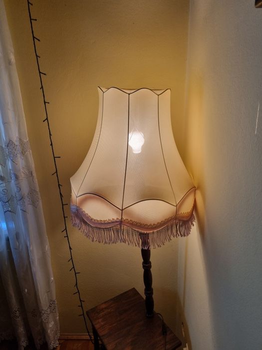 Lampka nocna ze stolikiem i szufladką