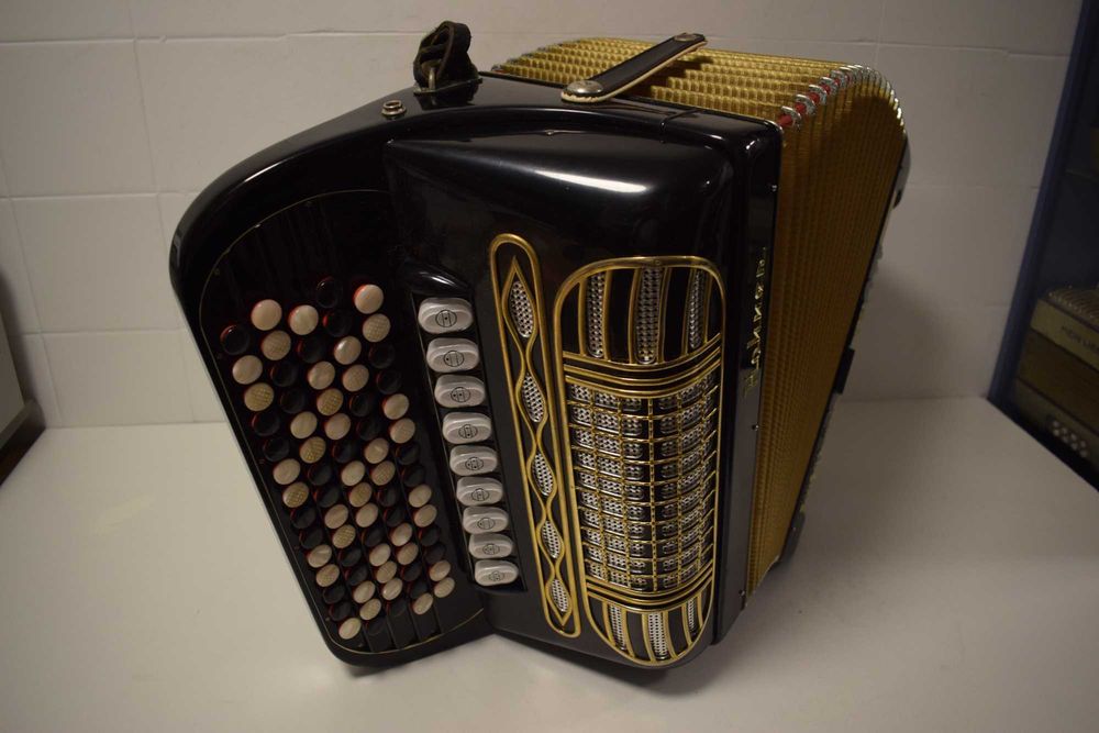 Acordeao Hohner Riveira III .3  Voz,