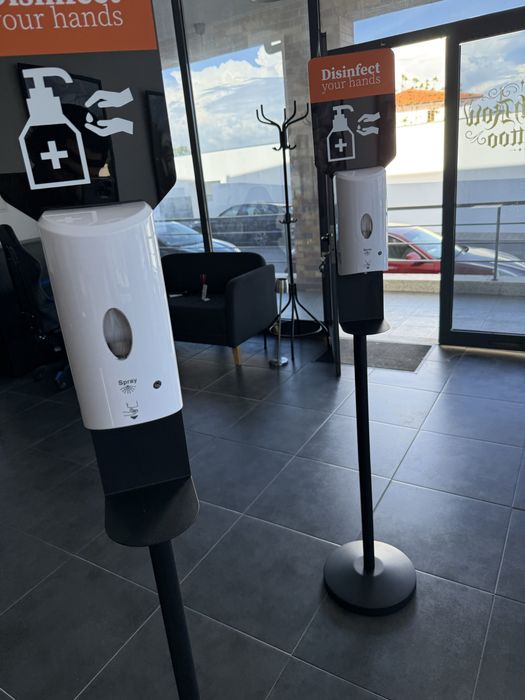Dispensador automático de desinfetante de mãos de pé novos