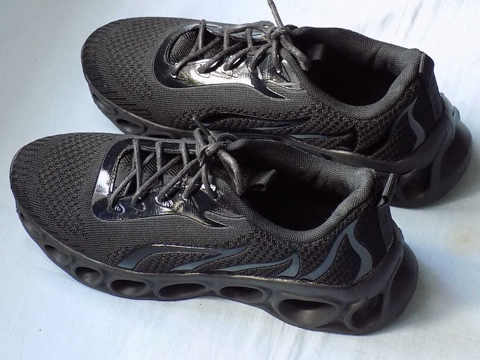 Nowe buty młodzieżowe - sportowe ,czarne - firmy ZK - roz. 39 - dł. wkł. 25 cm. - sznurowane.