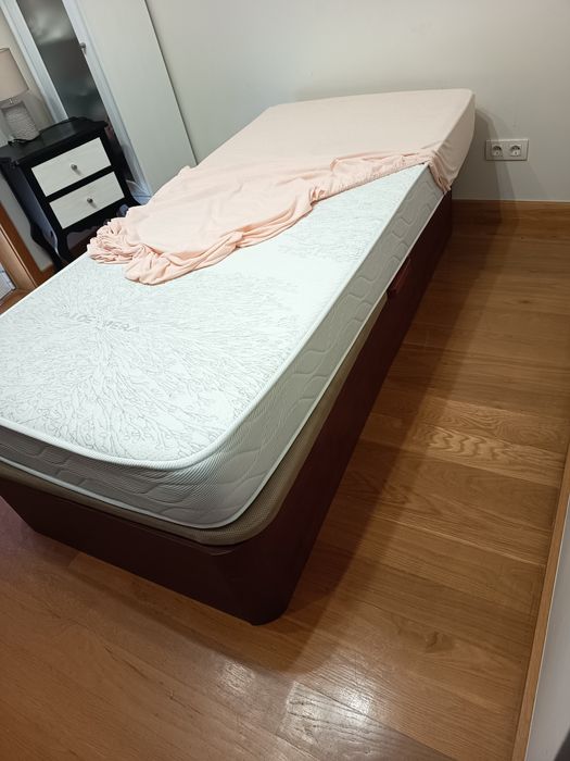Cama  com colchão e sitio para arrumações