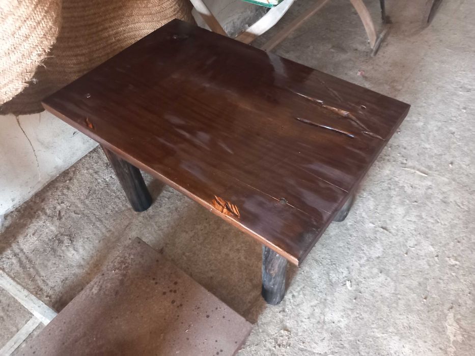 Mesa rústica de madeira maciça, antiga, tampo retangular espesso, pernas robustas em troncos roliços escurecidos