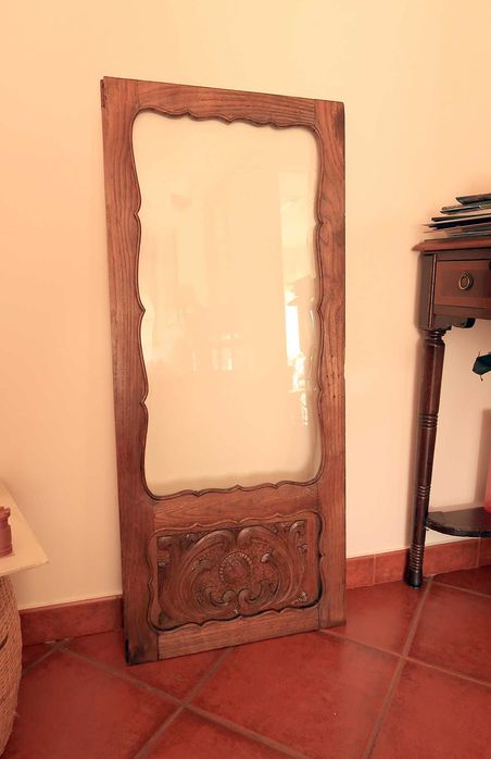 Porta antiga ornamentada madeira e vidro - decoração