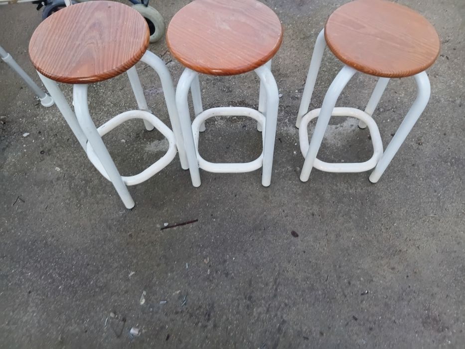 Bancos em ferro com tampo em madeira maciça precoindividual