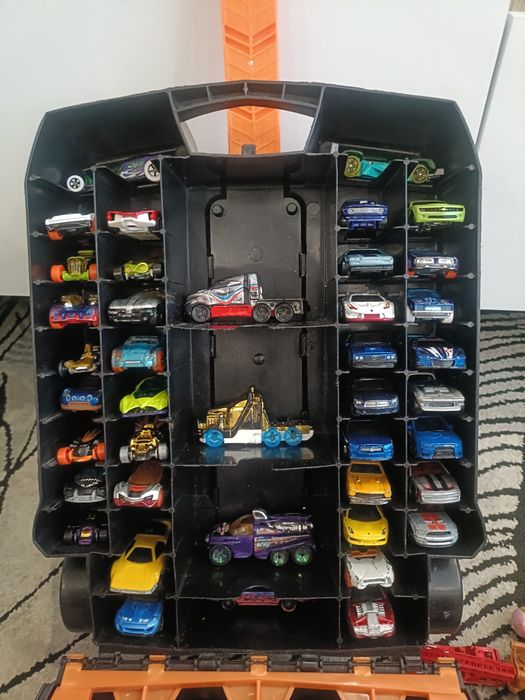 Кейс Hotwheels + 63 машинки Hotwheels