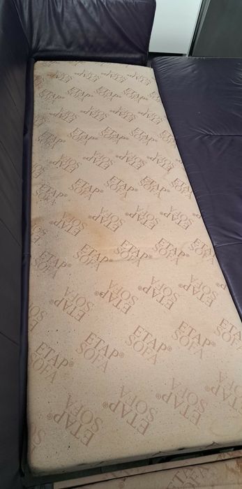 Fioletowa sofa wraz z pufą