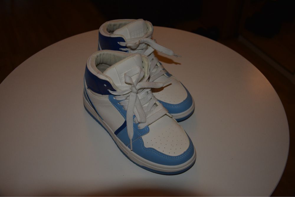 Lot nr 5 - Stylowe sneakersy r. 38 - Wyprzedaż przed przeprowadzką!