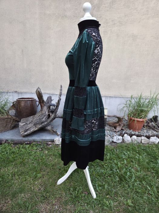 Gotycka sukienka handmade zielony aksamit i koronka avant garde