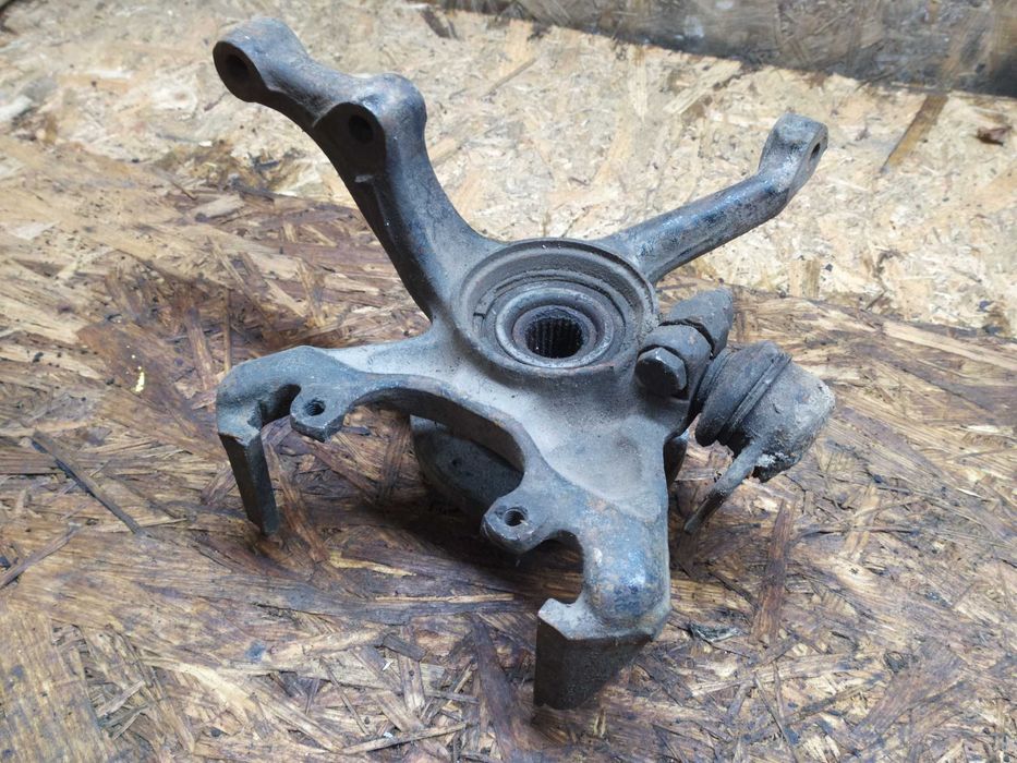 Передня права ступиця цапфа Гольф 2 Джета 2