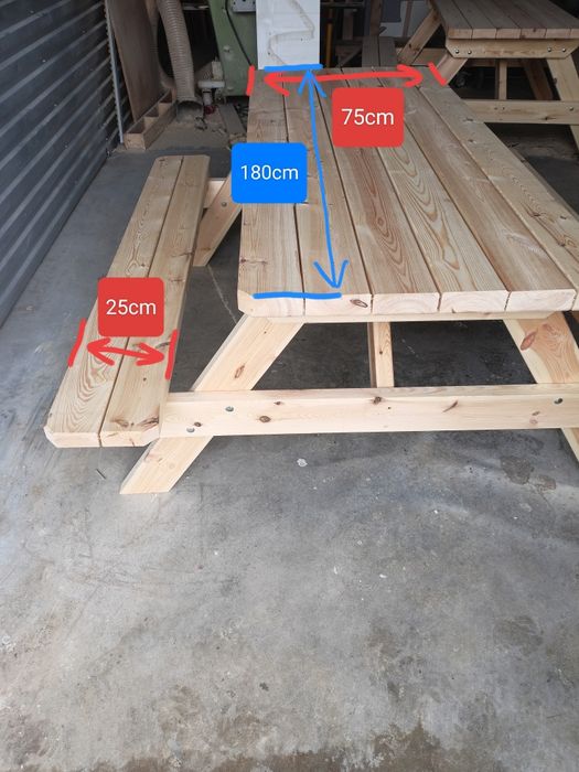 drewniany stół ogrodowy