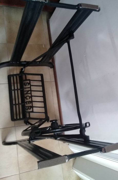 Mesa em ferro com tampo em pedra