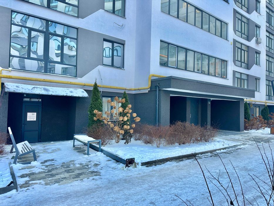 Приміщення з новим ремонтом, Високий цоколь, фактично перший поверх