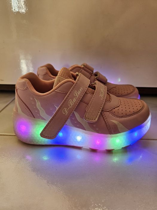 Sapatos com luzes e rodas para menina