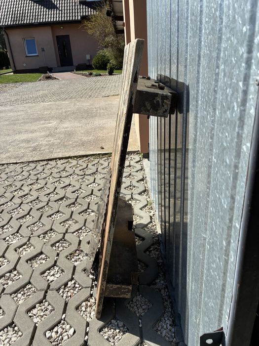 Krajzega do drzewa ,stołem i piła