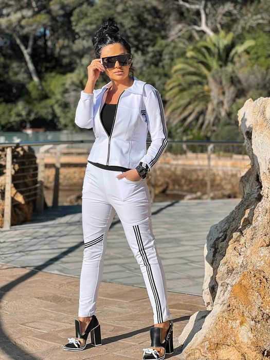 Komplet z lampasami z naddającej dzianiny w dwóch kolorach.Zocco