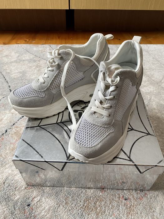 Кросівки з перфорацією