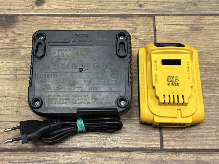 Zestaw | ładowarka DCB107 DeWalt | bateria, akumulator 18V 2Ah