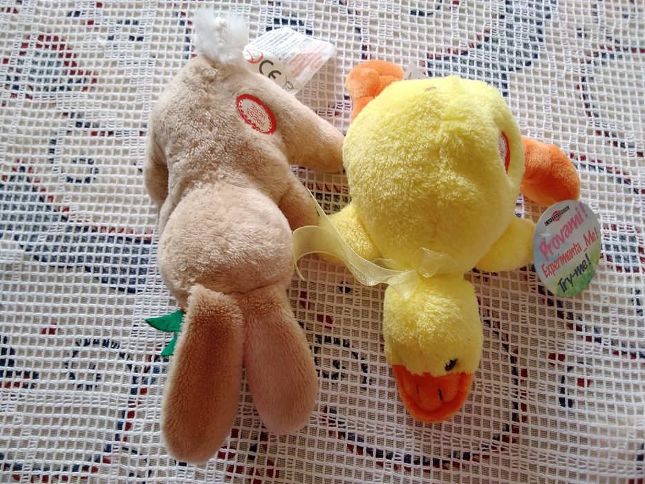 Brinquedos: 2 peluches pato e coelho interativo.
