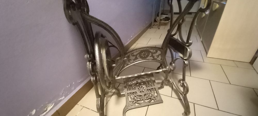 Stolik na pięknej b.starej maszynie do szycia