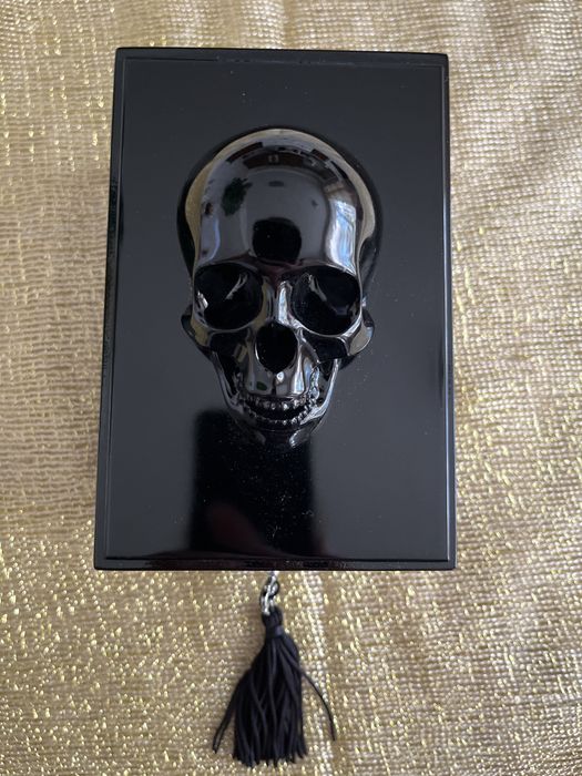 Подарункова скринька з черепом