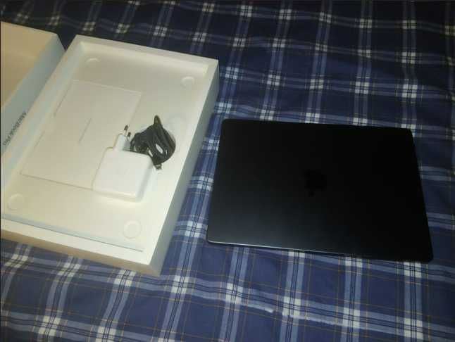 MacBook Pro APPLE Preto Sideral 2023 + capa de proteção