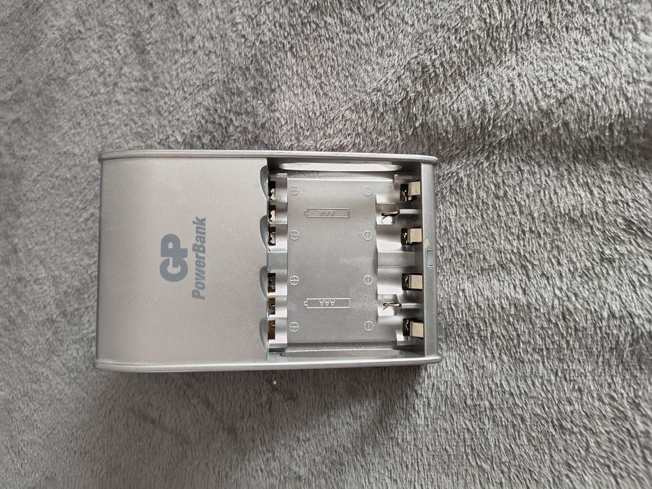 Ładowarka akumulatorkow AA i AAA Gp powerbank